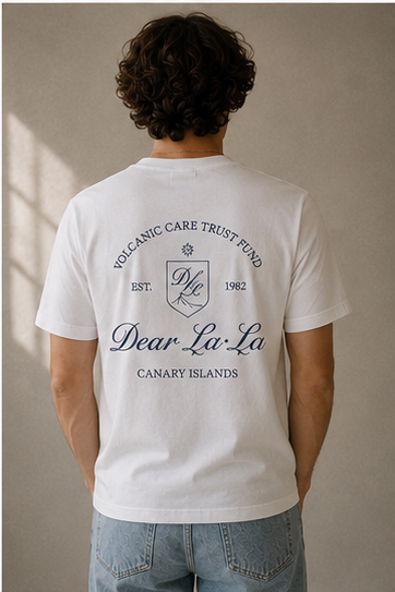 Camiseta Volcanic Care Trust Fund en azul marino, vista trasera con el emblema serigrafiado
