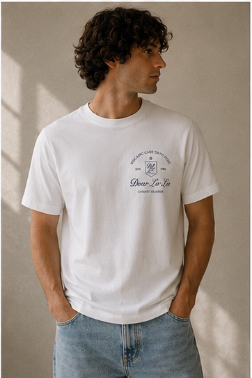 Camiseta Volcanic Care Trust Fund de Dear La·La en azul marino, vista frontal con el escudo