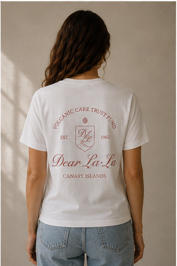 Camiseta Volcanic Care Trust Fund en terracota, vista trasera