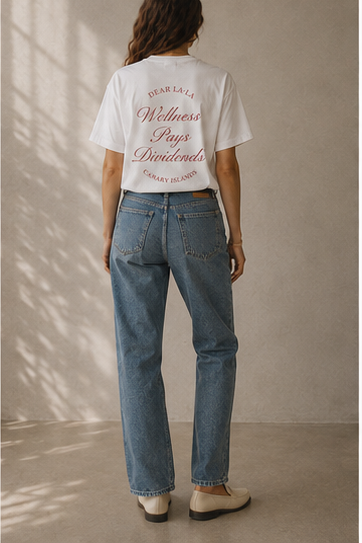 Camiseta Wellness Pays Dividends de Dear La·La en terracota, vista trasera con el lema serigrafiado